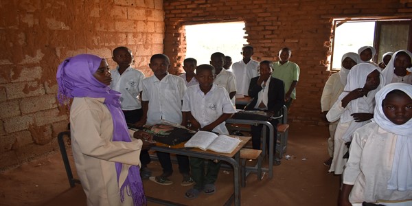 تعزيز برنامج التعليم اولاً في قرية ازرق 
