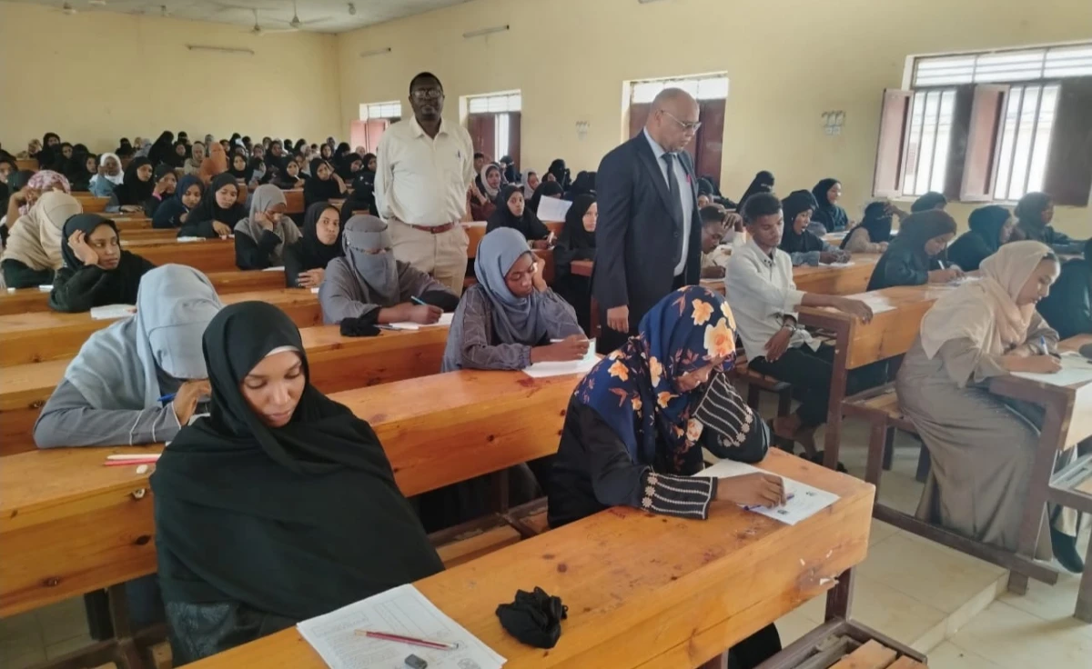 مدير جامعة الإمام المهدي يقف على انطلاقة امتحانات كليتي علوم التمريض والتربية