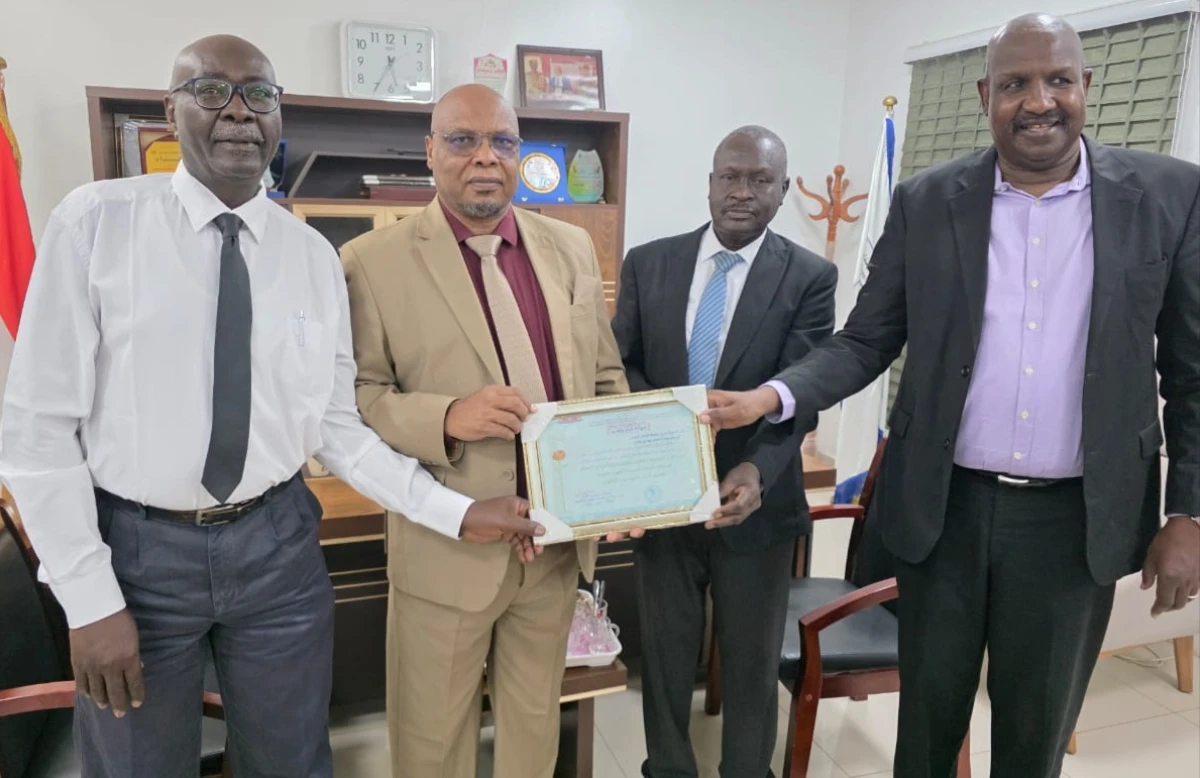 Sudanese Medical Specialization Board Honors the Director of Imam Al Mahdi University